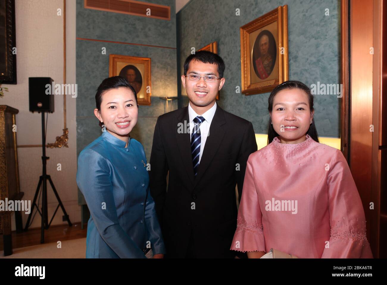 L'ambassade de Thaïlande royale à Londres a accueilli de nombreuses cérémonies de remise de prix et des événements annuels qui ont permis à des diplomates et des ambassadeurs de pays du monde entier de se rencontrer . Il est également invité les amis occidentaux qui font partie des communautés thaïlandaises à participer à une célébration de la culture thaïlandaise et certains ont été attribués pour y travailler et le soutien de la communauté thaïlandaise au Royaume-Uni par l'ambassadeur thaïlandais .. L'ambassade thaïlandaise thaïlandaise est maintenant fermée et incapable d'offrir de l'aide ou des visas jusqu'à ce que la pandémie actuelle de COVID 19 soit terminée ... Banque D'Images