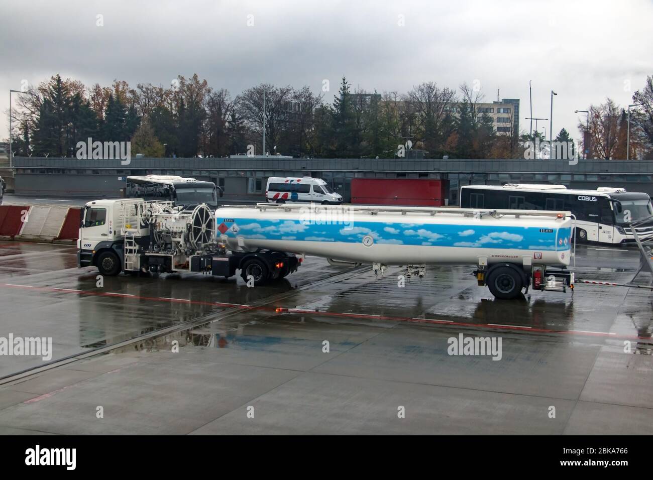 PRAGUE, RÉPUBLIQUE TCHÈQUE, NOVEMBRE 13 2019, camion avec citerne à combustible pour avions à l'aéroport international - Vaclav Havel aéroport de Prague. Banque D'Images