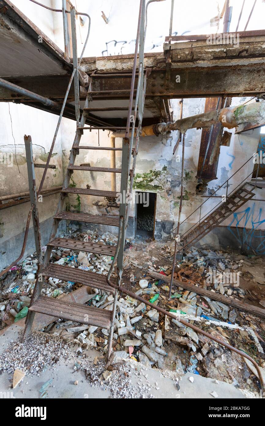 Vue intérieure d'un escalier à l'intérieur des ruines de l'usine abandonnée d'huile d'olive et de savon de la ville de Corfou, Grèce Banque D'Images