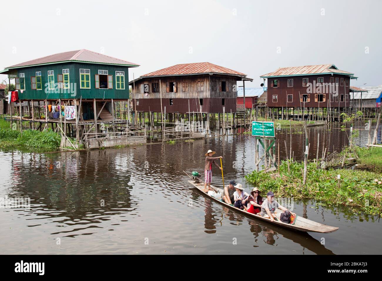 Maisons sur pilotis, village de Maing Thauk, lac Inle, état de Shan, Myanmar, Asie Banque D'Images