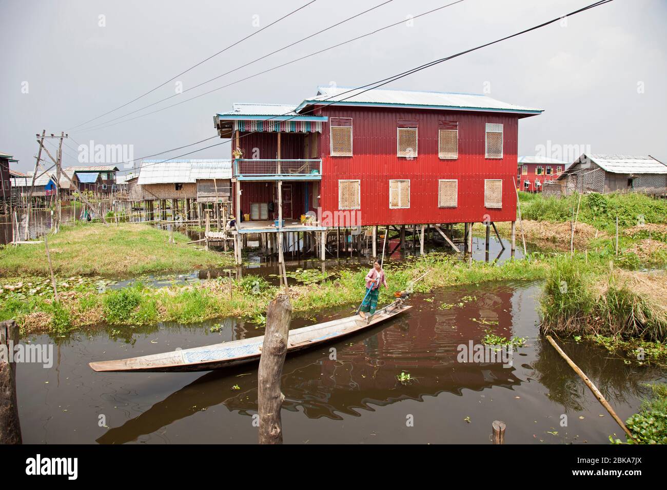 Maisons sur pilotis, village de Maing Thauk, lac Inle, état de Shan, Myanmar, Asie Banque D'Images