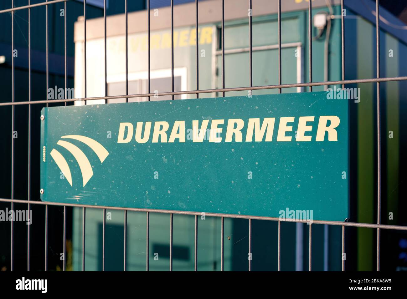 Panneau Dura Vermeer à la clôture du chantier. Dura Vermeer est active dans la construction, l'infrastructure, l'ingénierie et les services. Banque D'Images