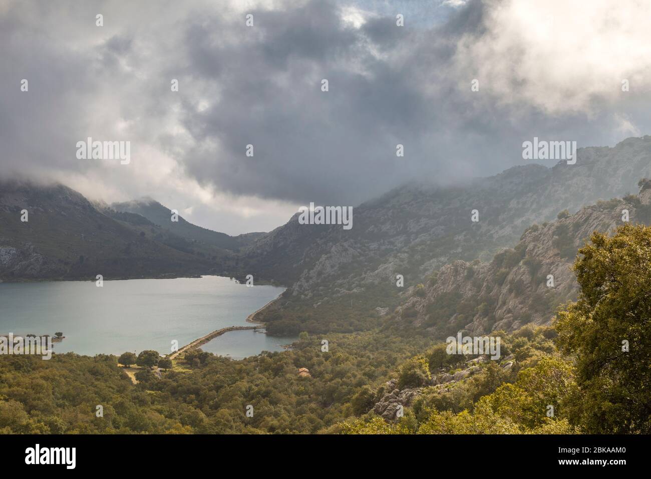 Nuages spectaculaires au-dessus d'un lac à l'Ambassade de Cúber, Majorque, Espagne Banque D'Images