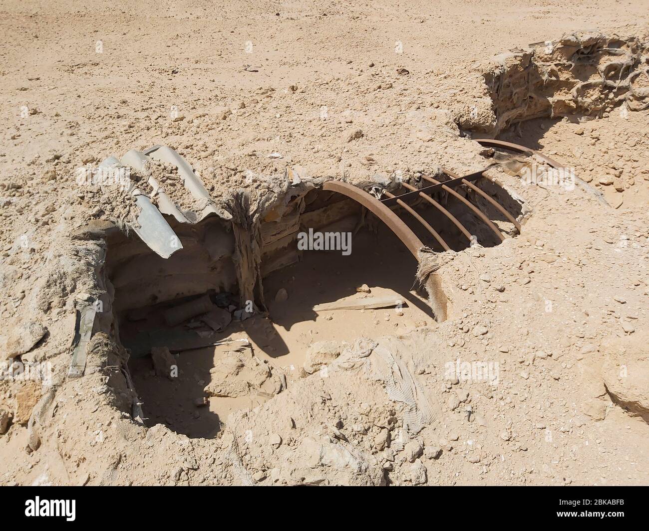 Vestiges d'une ancienne armée militaire abandonnée, creusée dans le désert d'afrique avec des sacs de sable Banque D'Images