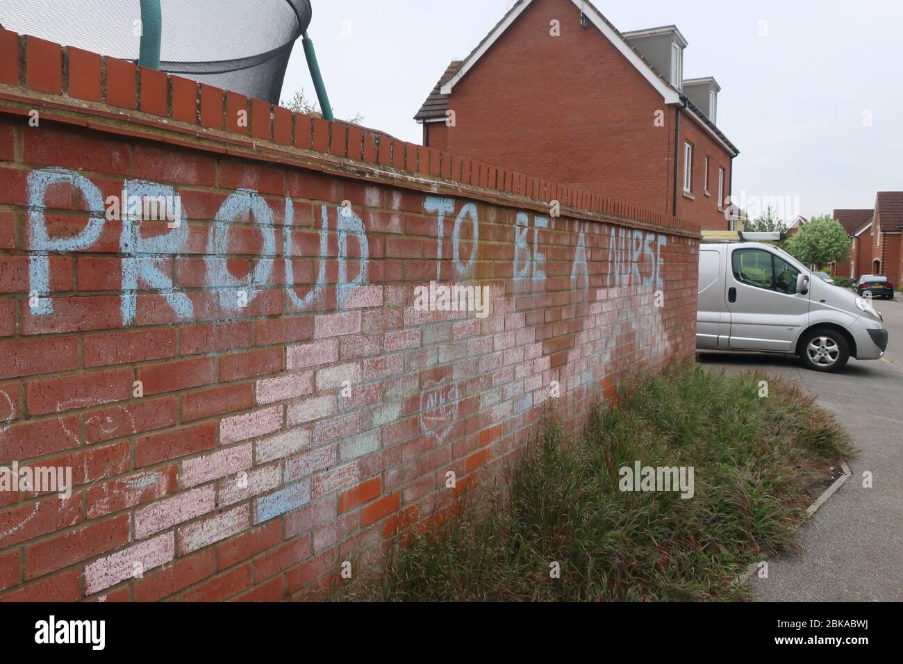 Ipswich, Suffolk, Royaume-Uni - 3 mai 2020 : jour de confinement du coronavirus 41. Craie sur un mur dit « fier d'être une infirmière ». Rester à la maison, protéger le NHS, sauver des vies. Banque D'Images