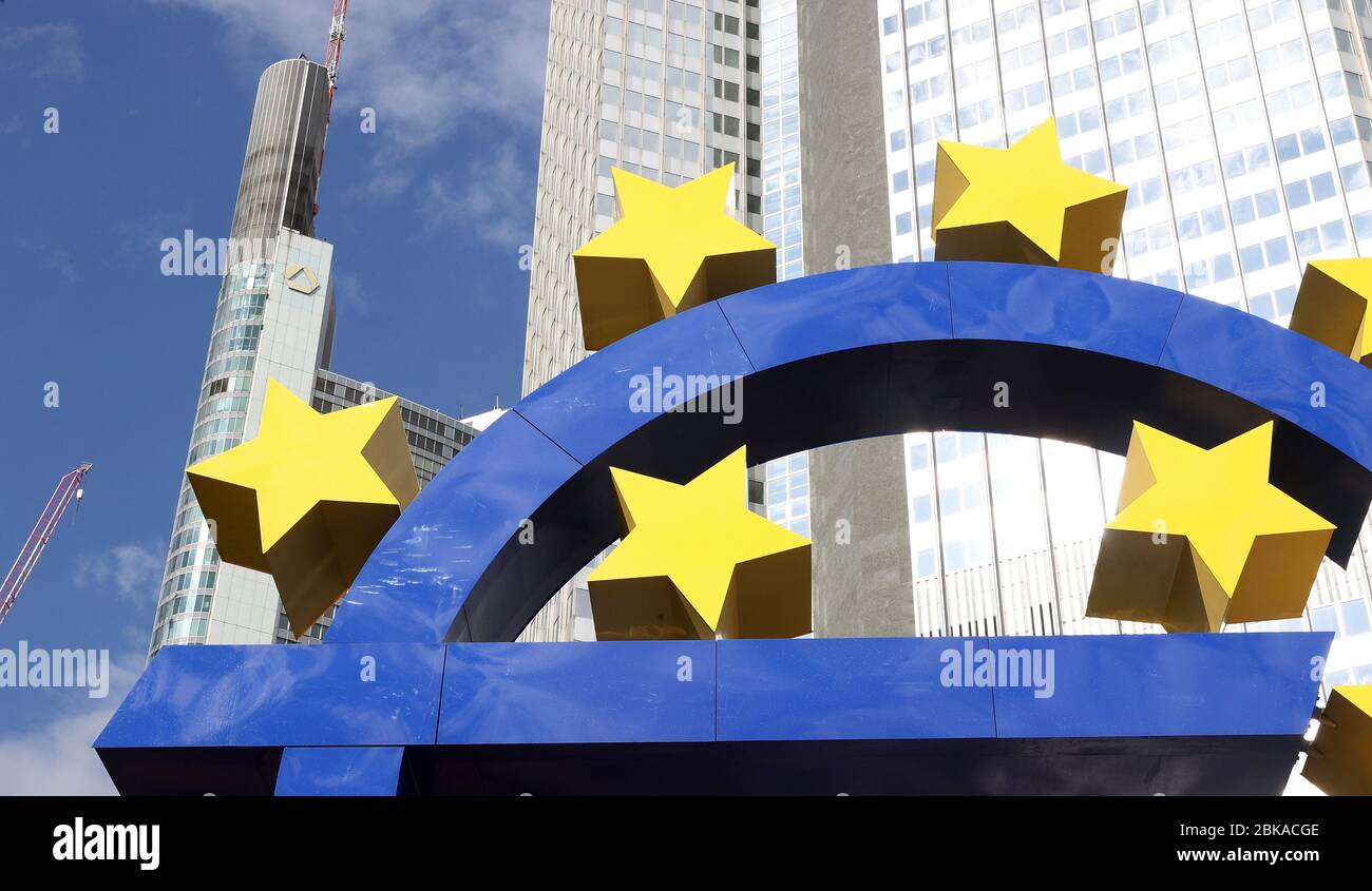 firo: 02.05.2020 Ville de Francfort, sculpture de l'euro en arrière-plan de la Tour Commerzbank le panneau néon de 14 mètres de haut et 50 tonnes montre un symbole bleu monumental européen entouré de douze étoiles jaunes, les couleurs de l'Union européenne. [ 1] la sculpture euro est un objet fréquemment photographié dans le centre de Francfort et peut également être trouvée comme illustration dans des rapports sur l'euro, la vue sur la monnaie, l'ancien EZB avec le logo Euro. L'Eurotower est une tour célèbre du centre-ville de Francfort-sur-le-Main. Le bâtiment de 148 mètres de haut a été occupé pour la première fois en 1977 par la Banque für Gemeinwirtschaft (BfG). À partir de 19 Banque D'Images