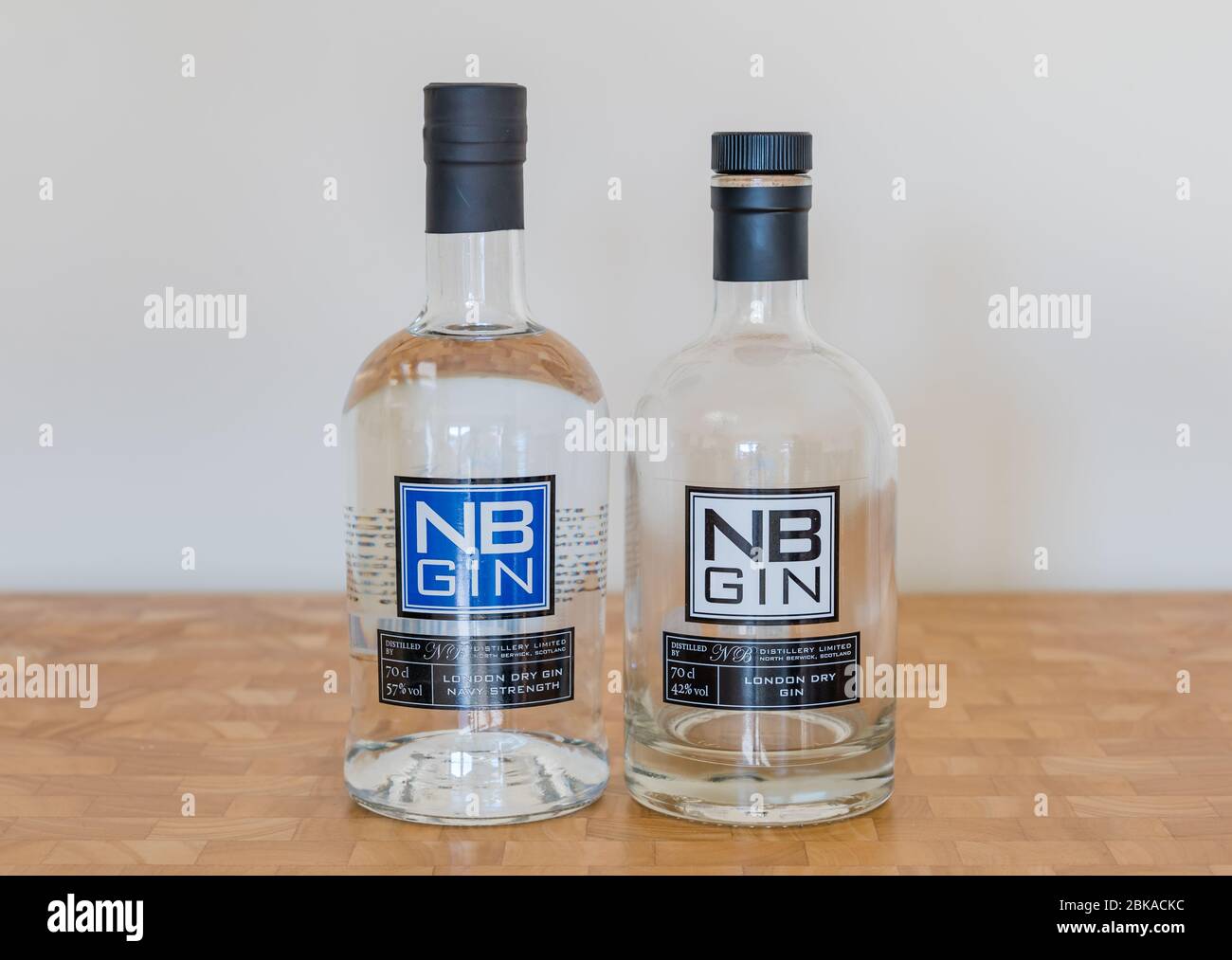 Flacons de gin NB ou North Berwick London Dry gin force marine (volume 57 %) et force standard (volume 42 %) Banque D'Images