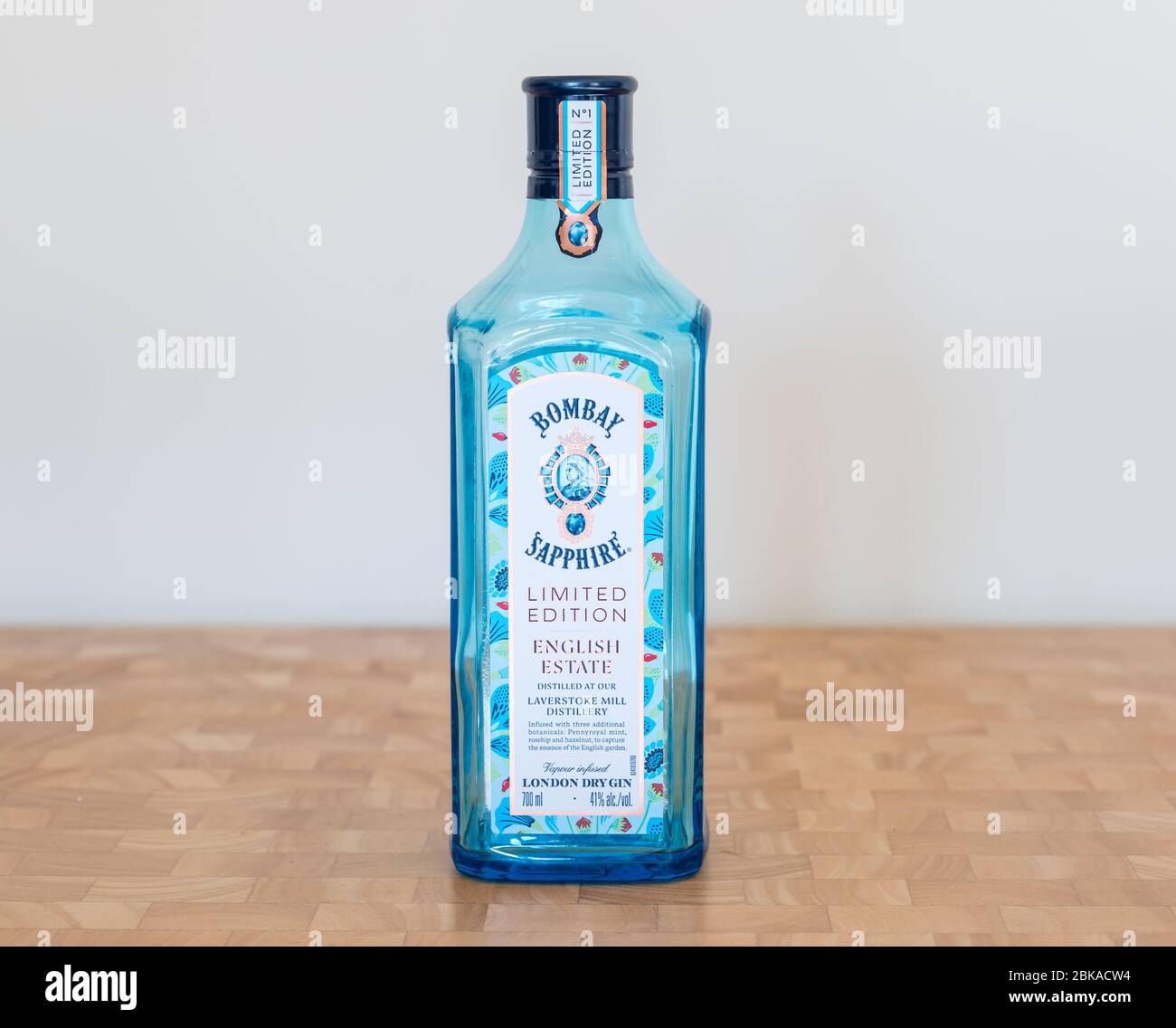 Bouteille de gin bleu Bombay Sapphire Limited Edition de la distillerie Laverstoke Mill, Angleterre, Royaume-Uni Banque D'Images