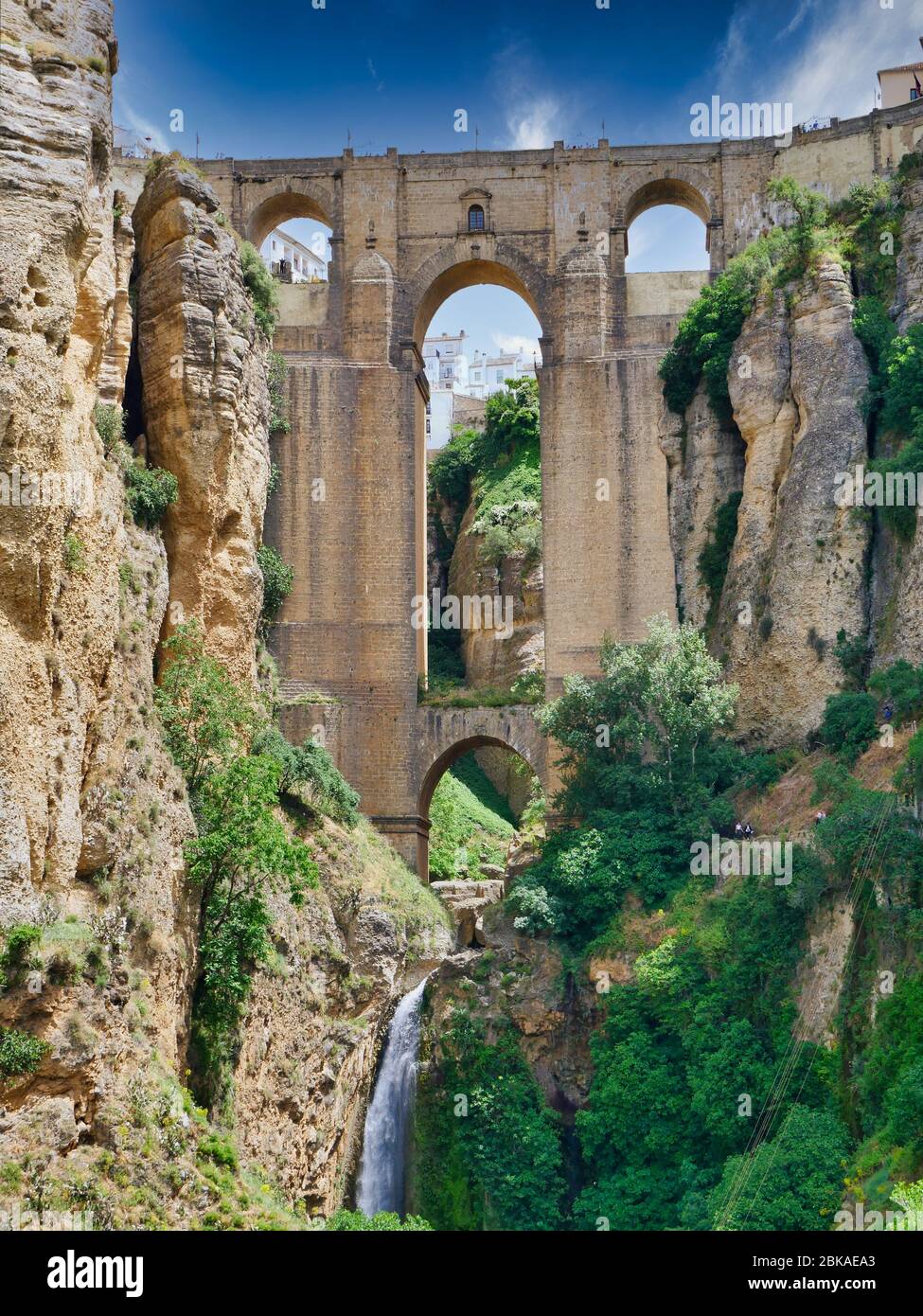 Enjambant un gouffre profond de 120 m au-dessus de la rivière Guadalevín, le Puente Nuevo (Nouveau pont) dans la ville de Ronda dans la région de l'Andalousie dans le sud de l'Espagne Banque D'Images