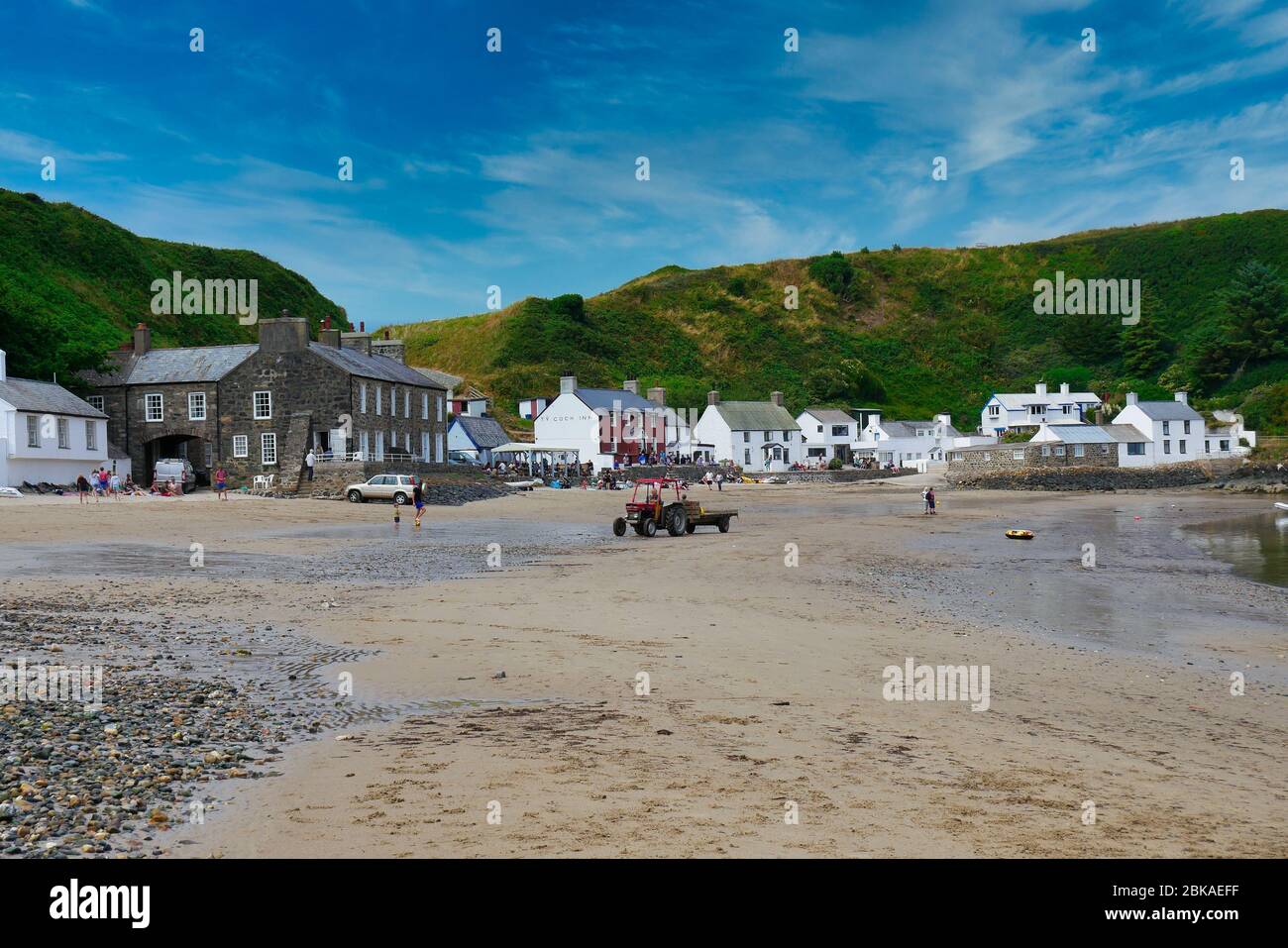 Plage et bâtiments au hameau de Porthdinllaen sur la péninsule de Llyn au pays de Galles, pris à marée basse par une journée ensoleillée en été Banque D'Images