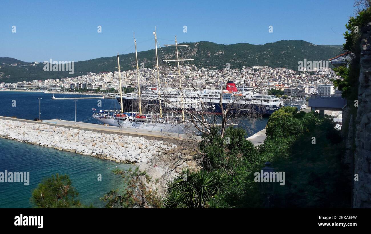Kavala, Grèce - 13 juin 2019: Bateau de navigation de luxe et ferry dans le port de la ville en Macédoine-est Banque D'Images