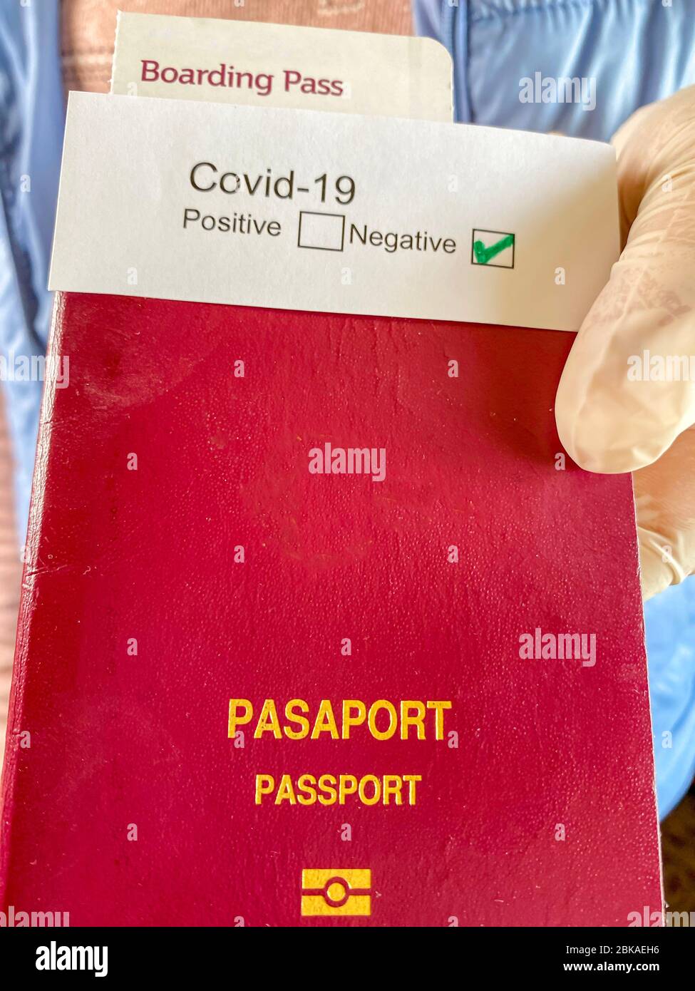 Coronavirus et concept de voyage. Le concept de restrictions pour le tourisme. Passeport et résultat du test Covid-19. Banque D'Images