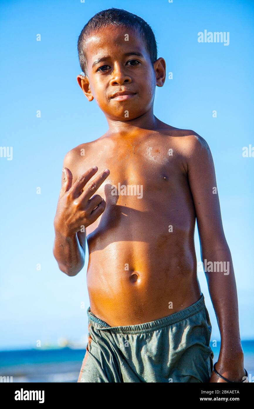 Un enfant local posant pour la caméra, Dili, Timor-Leste Banque D'Images