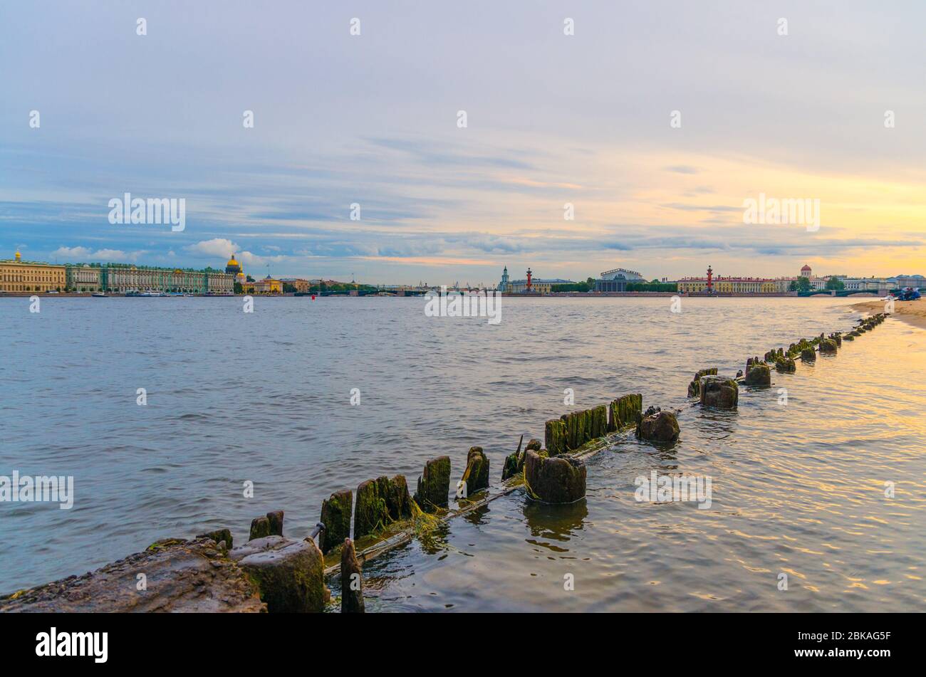 Clôture en bois dans l'eau de la Neva sur l'île de Lièvre de Zayachy, paysage urbain de Saint-Pétersbourg Leningrad, Palais d'hiver, Musée de l'Ermitage, Cathédrale Saint Isaac, Arrow of Vasilyevsky Island, Russie Banque D'Images