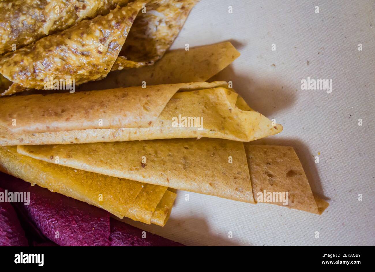 Pastille de fruits pure et douce. Bonbons naturels à base de fruits et baies séchés. La douceur utile est la pastille, les chips de fruits. Nutrition diététique de vitamine. Végétalien F Banque D'Images