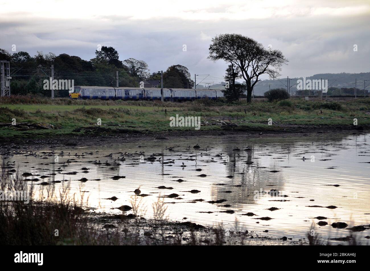 Train à Glasgow depuis Ardmore point, Dumbarton, Écosse Banque D'Images