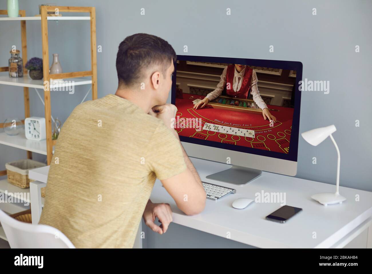 Casino en ligne. Un homme fait des Paris en ligne casino vidéo chat casino cartes poker roulette Banque D'Images