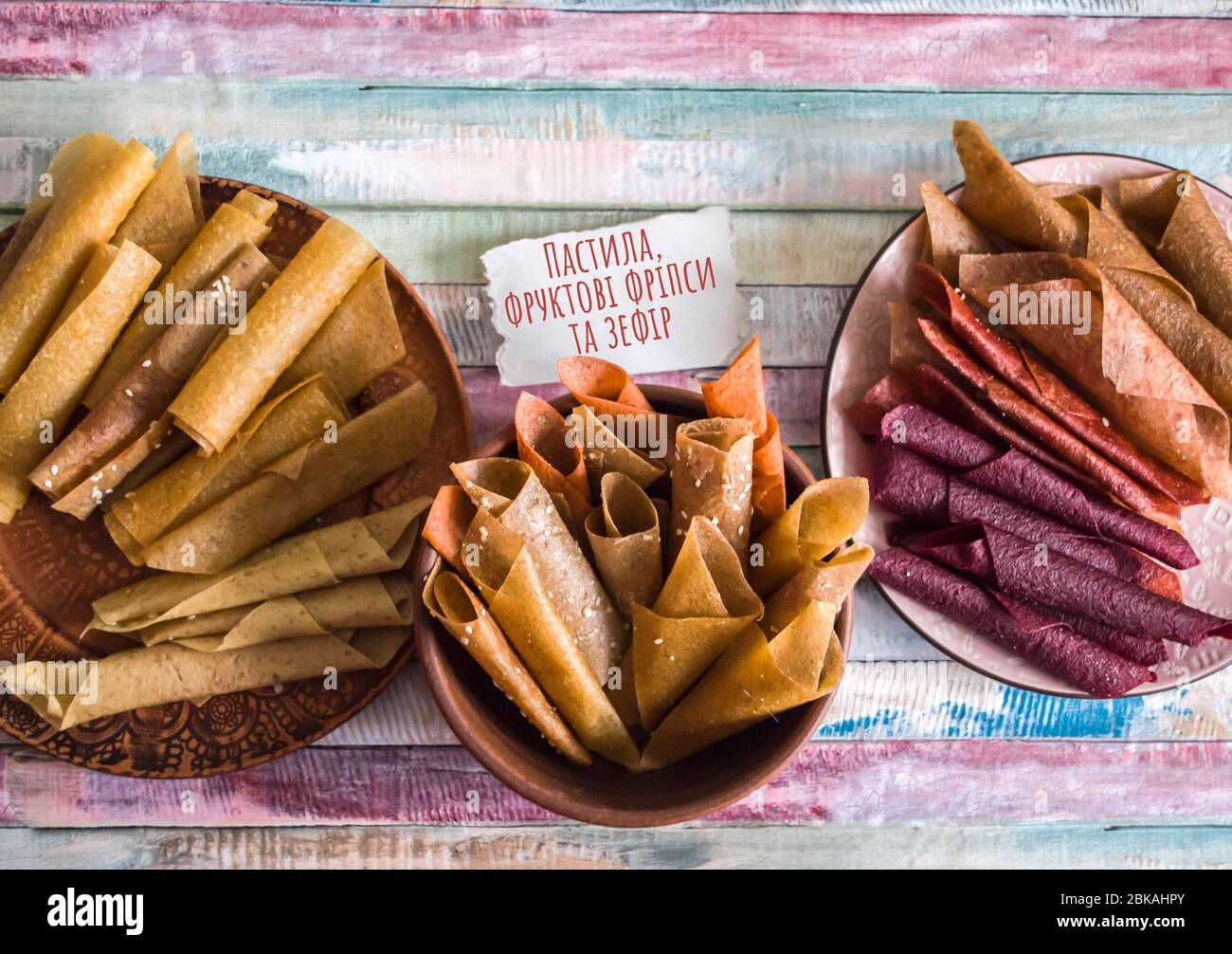 Pastille de fruits pure et douce. Bonbons naturels à base de fruits et baies séchés. La douceur utile est la pastille, les chips de fruits. Nutrition diététique de vitamine. Végétalien F Banque D'Images