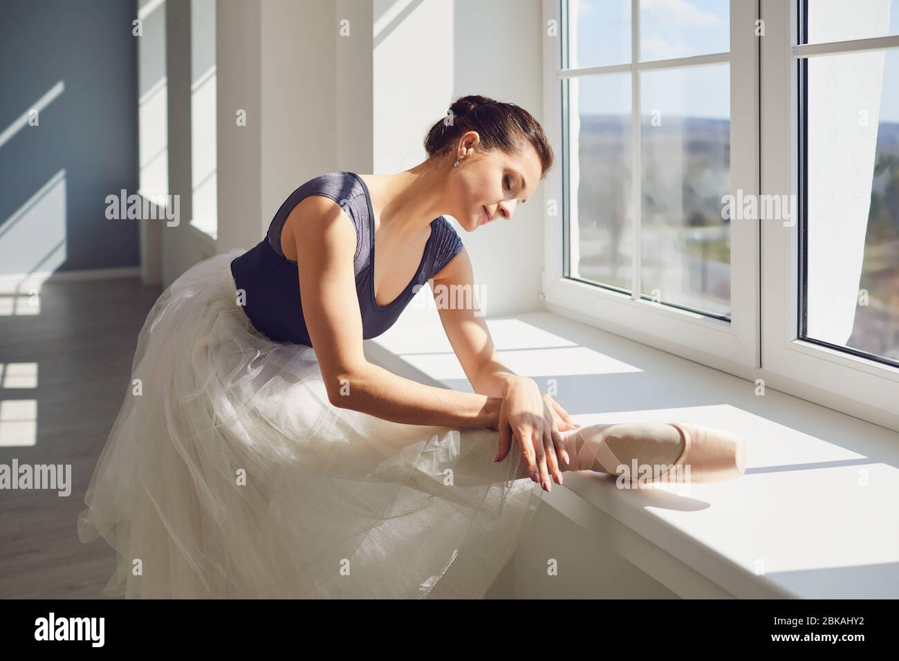 Ballerine de ballet. Jeune fille ballerina posant dans le studio. Banque D'Images