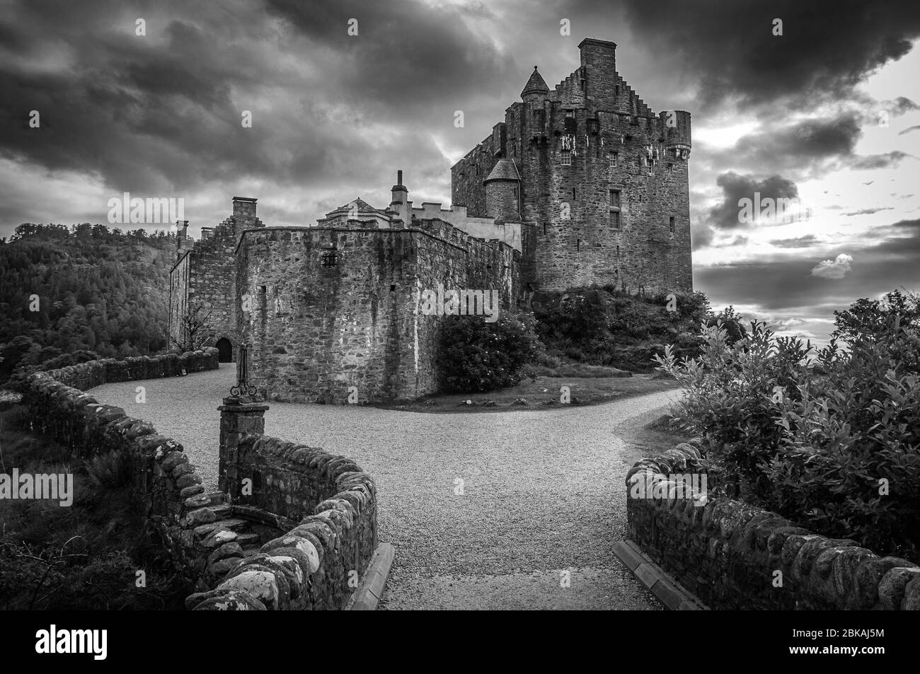 Effet noir et blanc du château d'Eilean Donan depuis le pont, en Écosse Banque D'Images