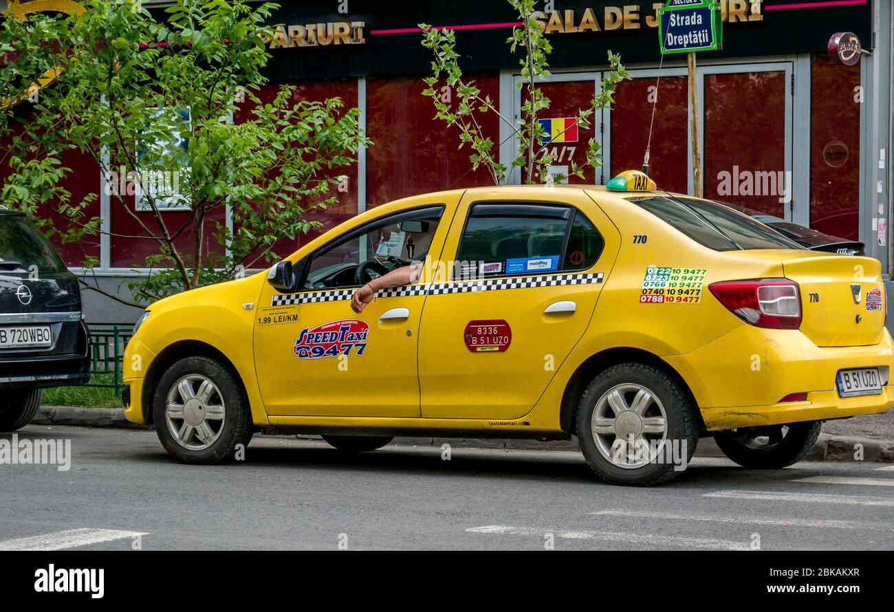 Bucarest/Roumanie - 05.01.2020: Une voiture dans la rue appartenant à la compagnie de taxi de vitesse, la guerre entre les compagnies de taxi et les compagnies de transport de transport comme Uber, Banque D'Images