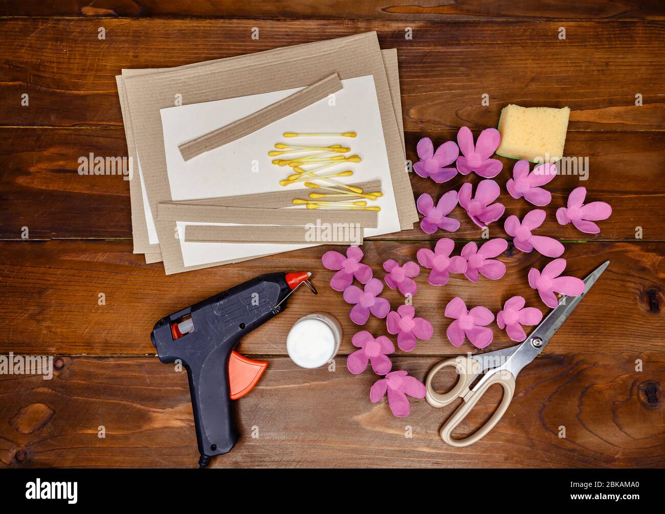 L Enfant Prepare Une Carte De Vœux Pour La Fete Des Meres Ou Pour Son Anniversaire Bricolage Etape 5 De 7 Photo Stock Alamy