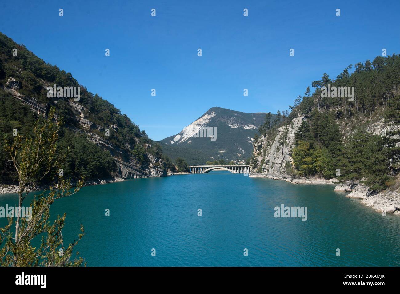 Lacs et montagnes et un pont du sud de la France Banque D'Images