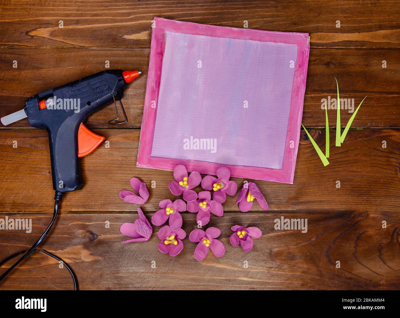 L Enfant Prepare Une Carte De Vœux Pour La Fete Des Meres Ou Pour Son Anniversaire Bricolage Etape 6 De 7 Photo Stock Alamy