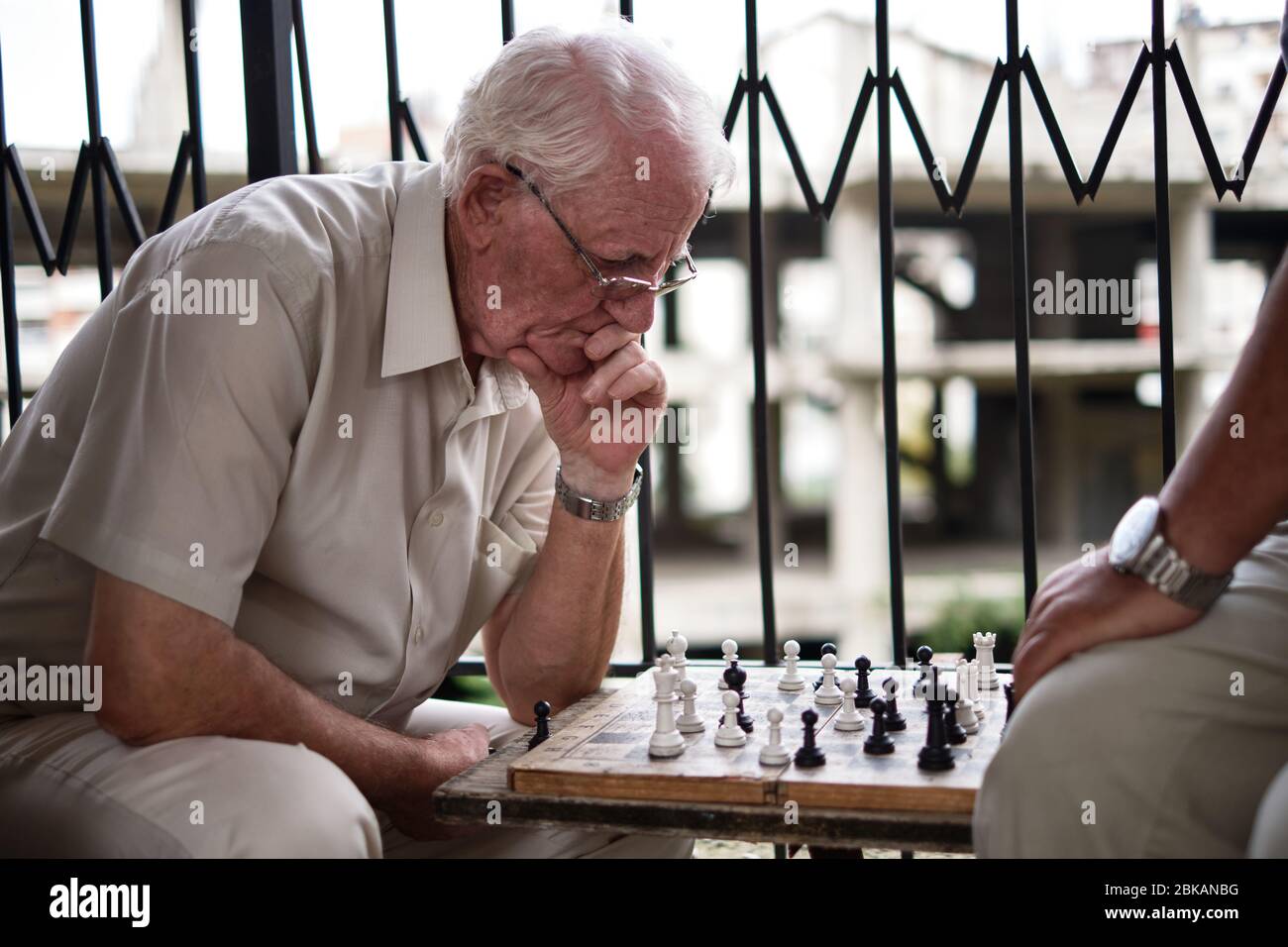 Les vieux joueurs jouent aux échecs dans le parc Banque D'Images