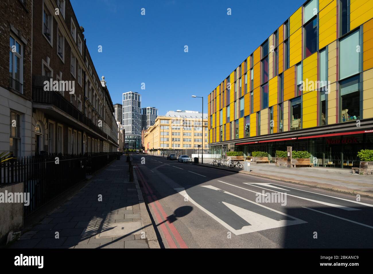 Coin Street Neighborhood Center sur Stamford Street avec vue vers South Bank place et le London Eye Banque D'Images