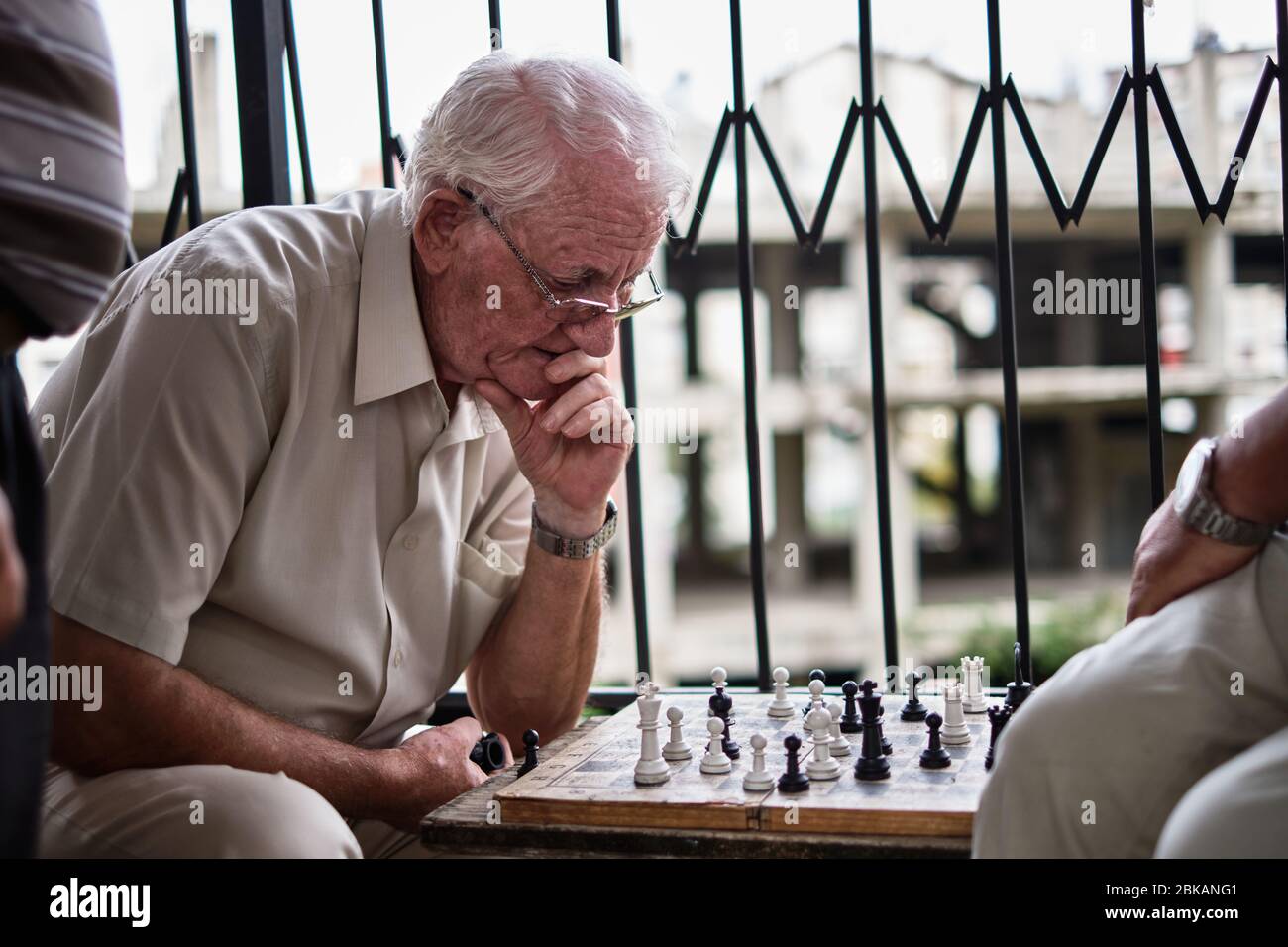 Les vieux joueurs jouent aux échecs dans le parc Banque D'Images