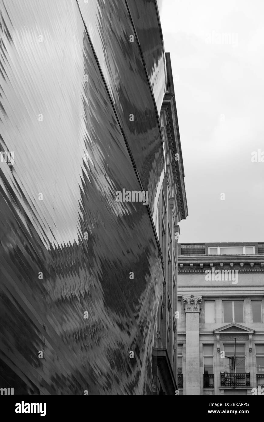 Architecture moderne aluminium et verre réflexions Elevation Windows Smooth 10 Hills place, Soho, Londres W1F par Amanda Levete Architects Banque D'Images