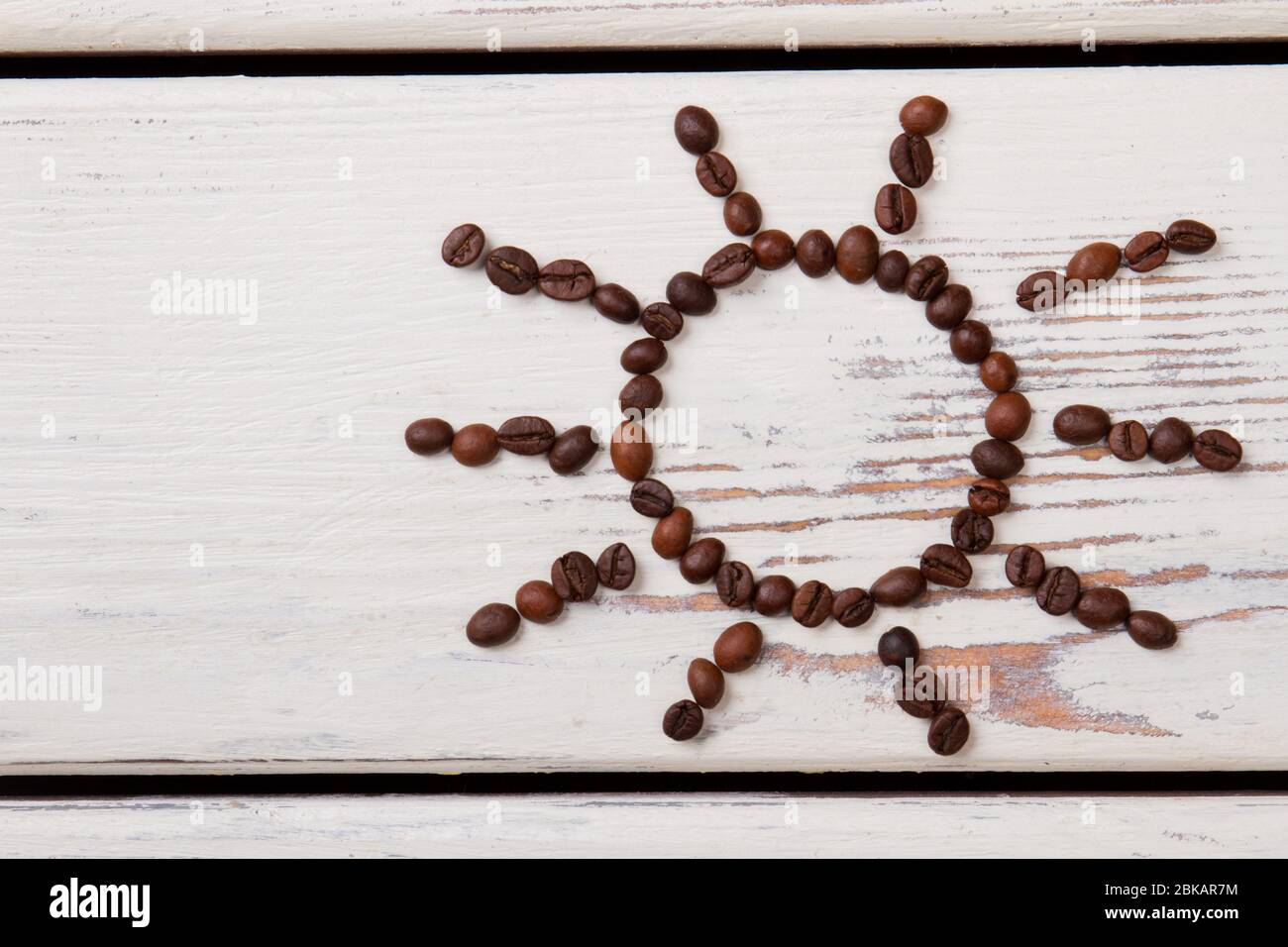 Forme de soleil faite de grains de café rôtis. Banque D'Images Forme de soleil faite de grains de café rôtis. Banque D'Images