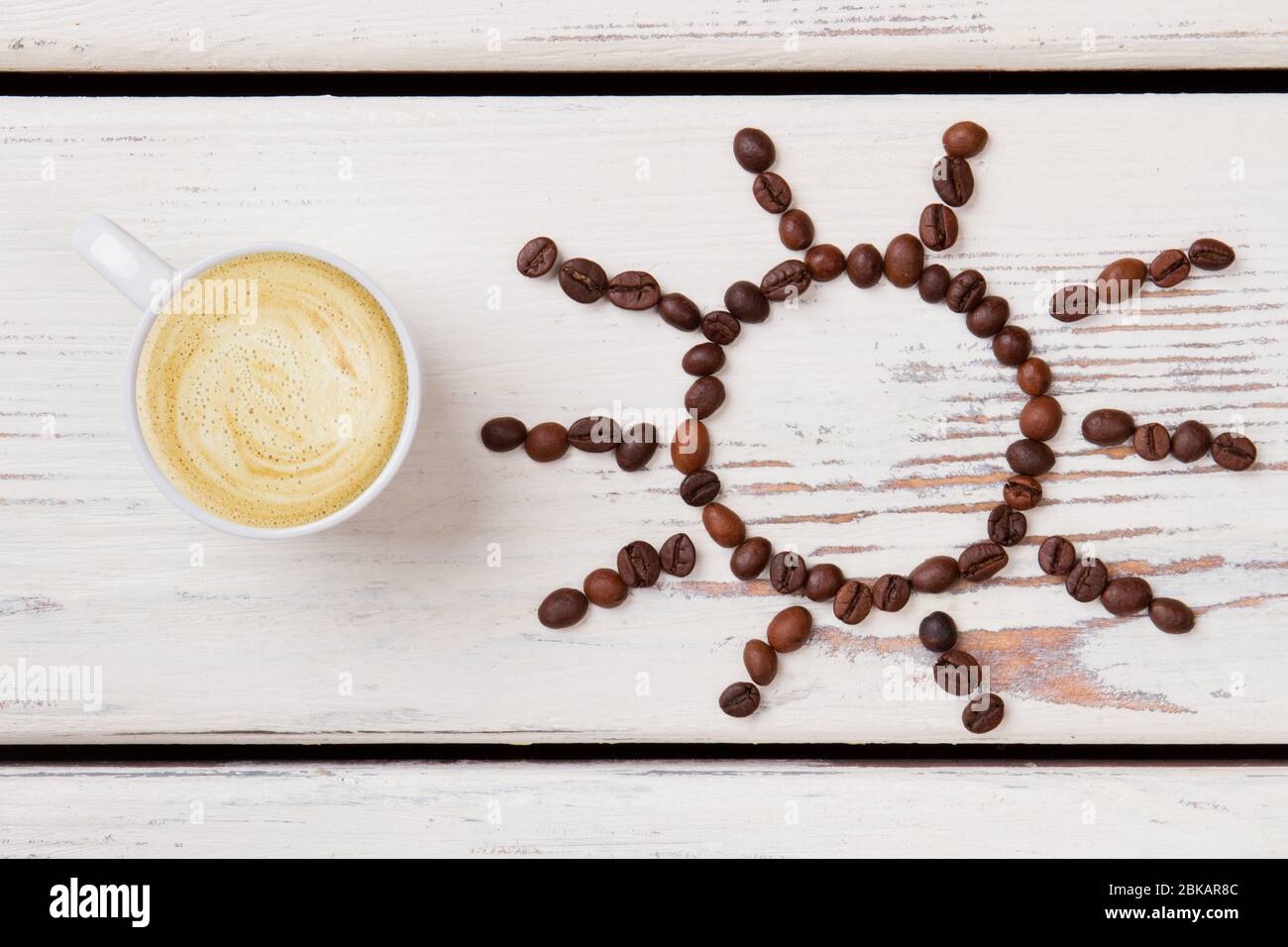 Soleil aux grains de café et tasse de café chaud avec mousse. Banque D'Images Soleil aux grains de café et tasse de café chaud avec mousse. Banque D'Images