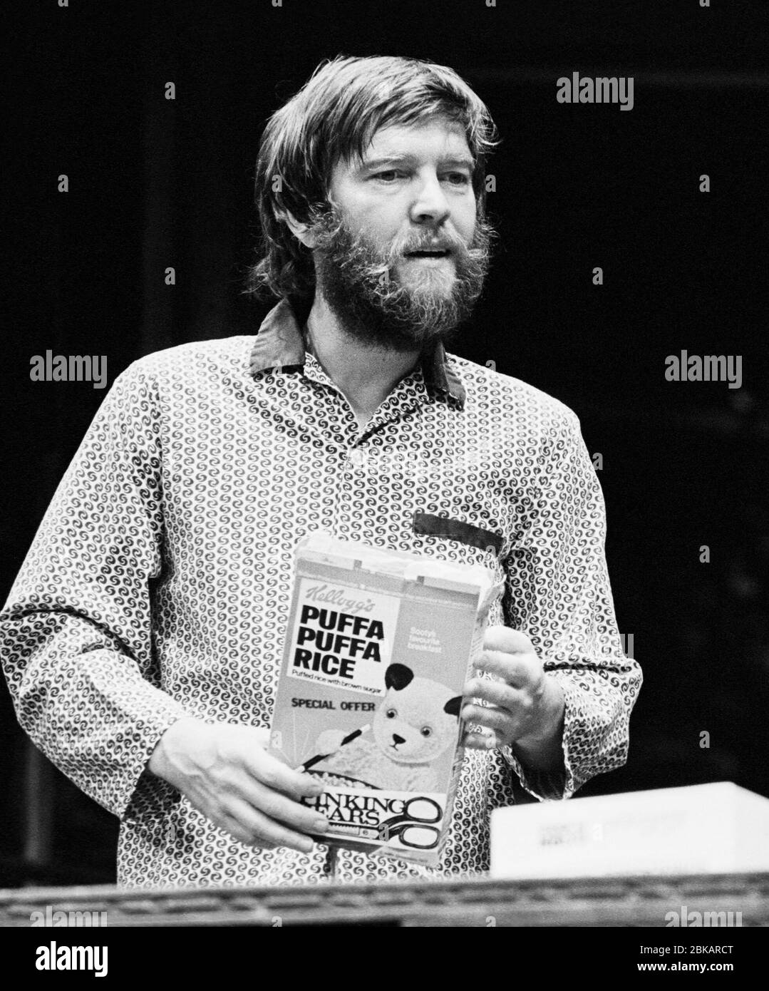 Tom Courtenay (Norman) dans LES COINS DE TABLE, une partie des CONQUÊTES NORMANDES par Alan Ayckbourn au Globe Theatre, Londres 1 01/08/1974 conception: Alan Pickford éclairage: Nick Chelton réalisateur: Eric Thompson Banque D'Images