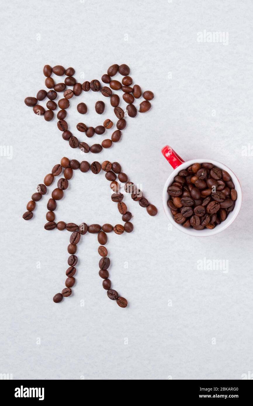 Vue de dessus tasse de café avec grains crus. Banque D'Images Vue de dessus tasse de café avec grains crus. Banque D'Images