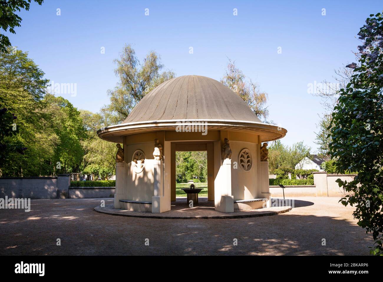 Fontaine temple dans le parc Fritz-Encke dans le quartier Raderthal, Cologne, Allemagne. Brunnentempel im Fritz-Encke-Volkspark à Stadtteil Raderthal, K. Banque D'Images