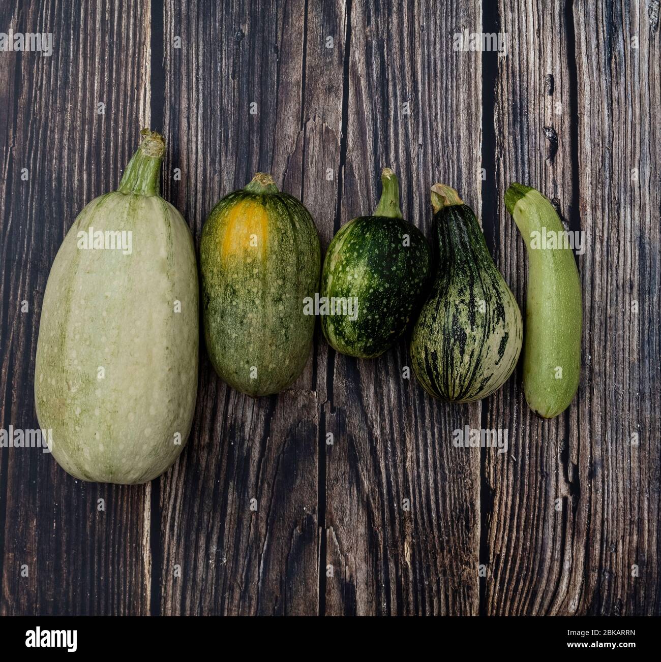 Courgettes fraîches sur fond de bois. Banque D'Images