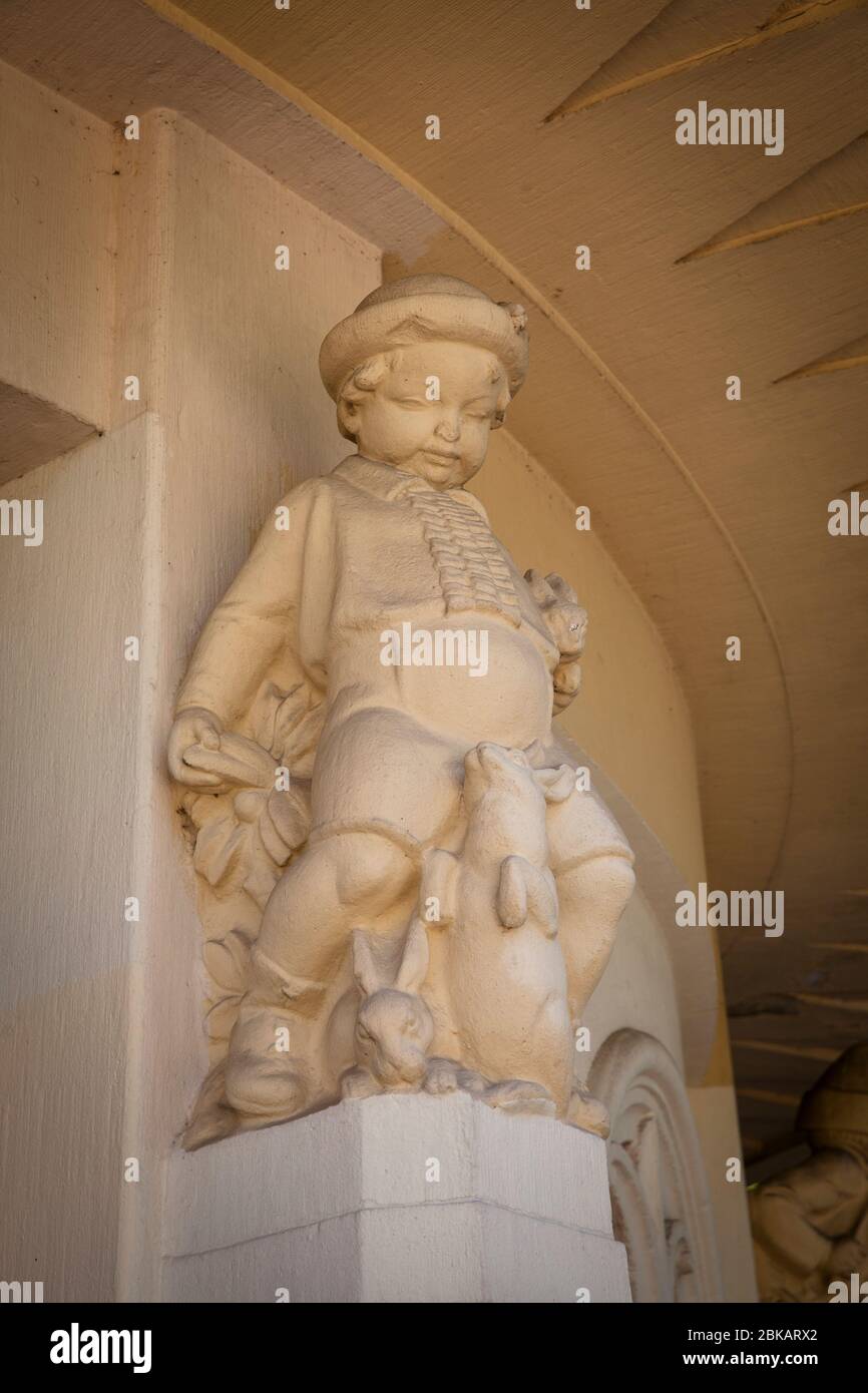 Statue du temple de la fontaine dans le parc Fritz-Encke dans le quartier Raderthal, Cologne, Allemagne. Figur am Brunnentempel im Fritz-Encke-Volkspark in Banque D'Images