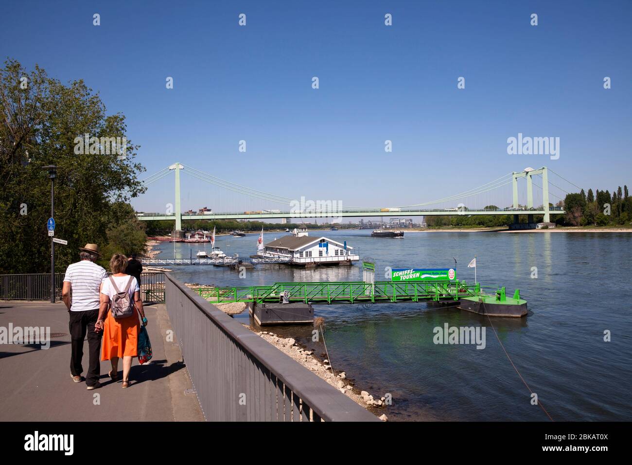 Poussettes sur les rives du Rhin dans le quartier de Rodenkirchen, pont du Rhin Rodenkirchen, Cologne, Allemagne. Spaziergaenger am Rheinufer im Stadtte Banque D'Images