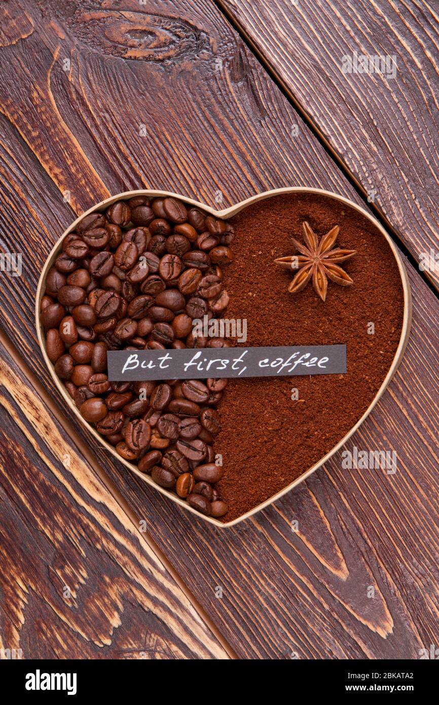 Coeur décoratif de café créé à partir de haricots et de poudre. Banque D'Images