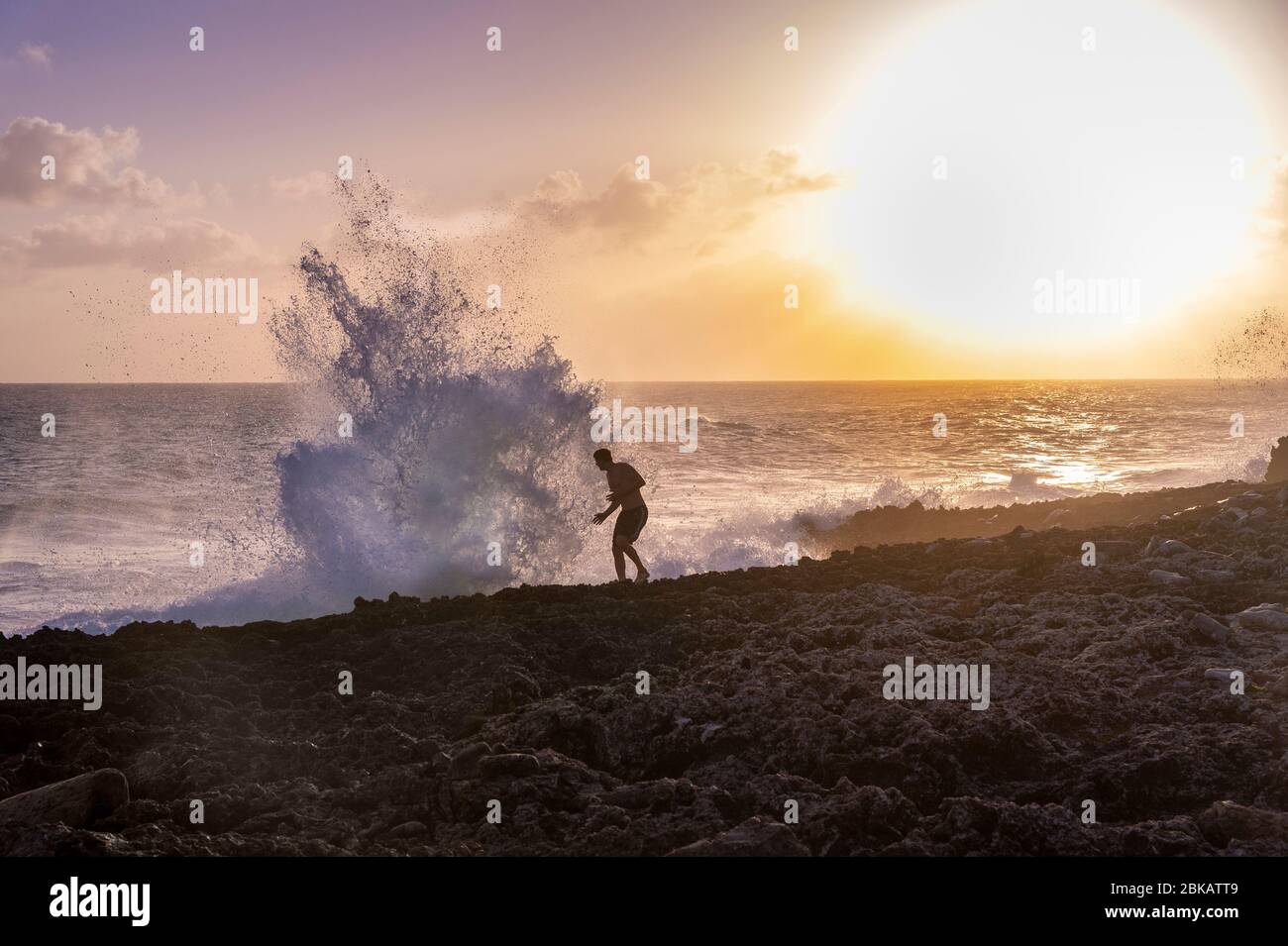 De grandes vagues s'écrasant contre les rochers avec les gens qui regardent, Grand Cayman Island Blowholes Banque D'Images