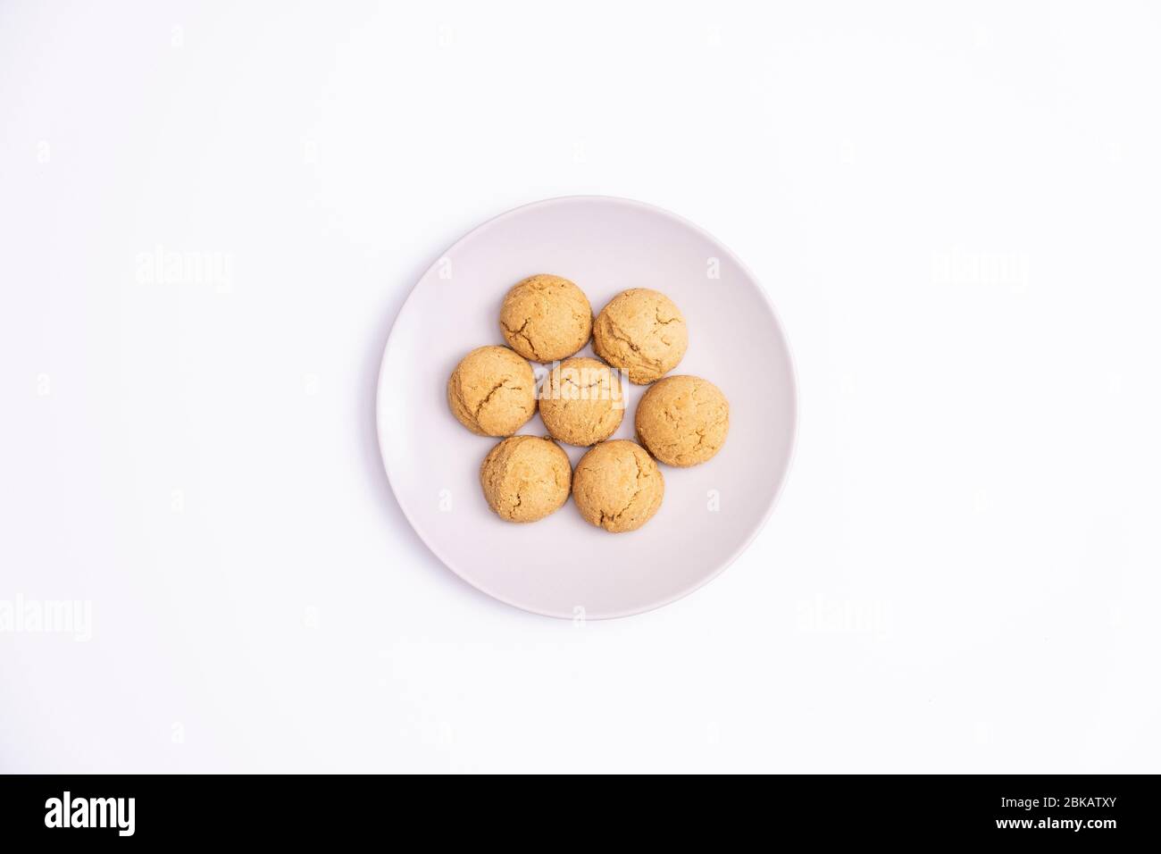 Biscuits isolés sur la plaque. Délicieux petits gâteaux fraîchement préparés sur fond blanc. Banque D'Images