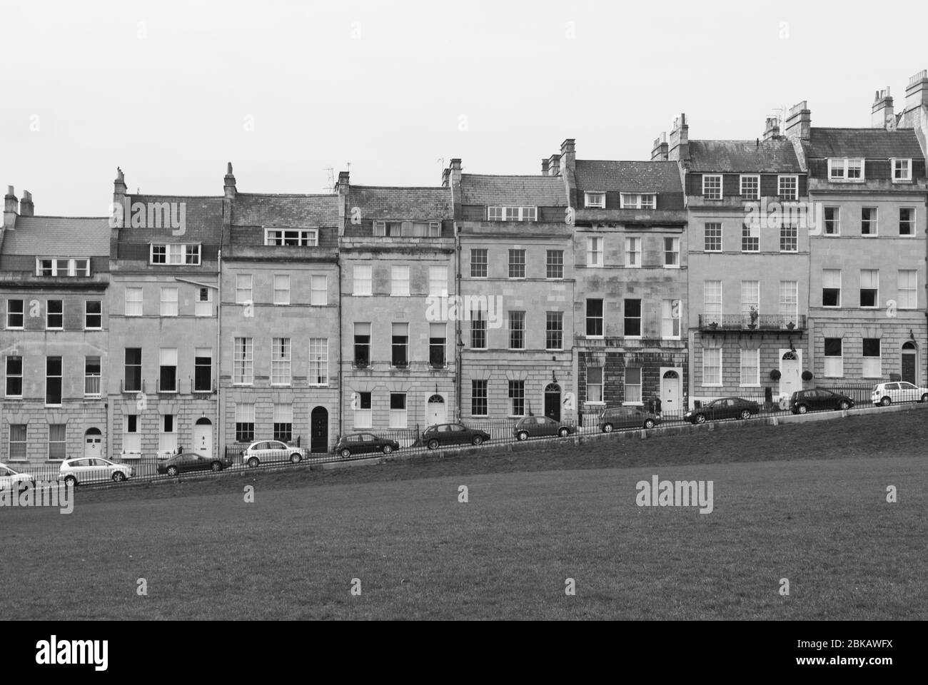STEP Maisons à étagées terrasses en pierre architecture géorgienne fenêtres Marlborough bâtiments Royal Crescent, Bath, Somerset, Angleterre BA1 Banque D'Images