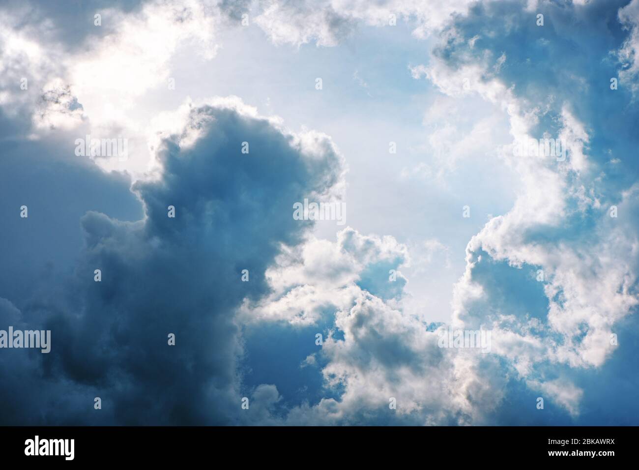 Ciel spectaculaire avec nuages d'ormes avant la pluie. Banque D'Images