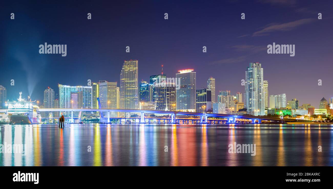 Miami, Floride, USA panorama du centre-ville la nuit sur Biscayne Bay. Banque D'Images