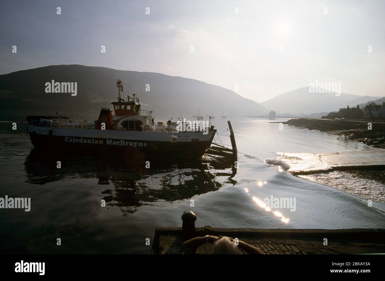 le ferry loch tarbert arrive à la jetée de lochranza, arran Banque D'Images