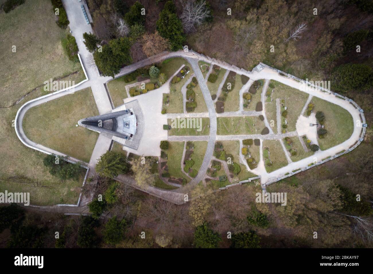 Vue aérienne du monument au cimetière commémoratif des soldats tchécoslovaques au col de la montagne Dukla, Slovaquie Banque D'Images