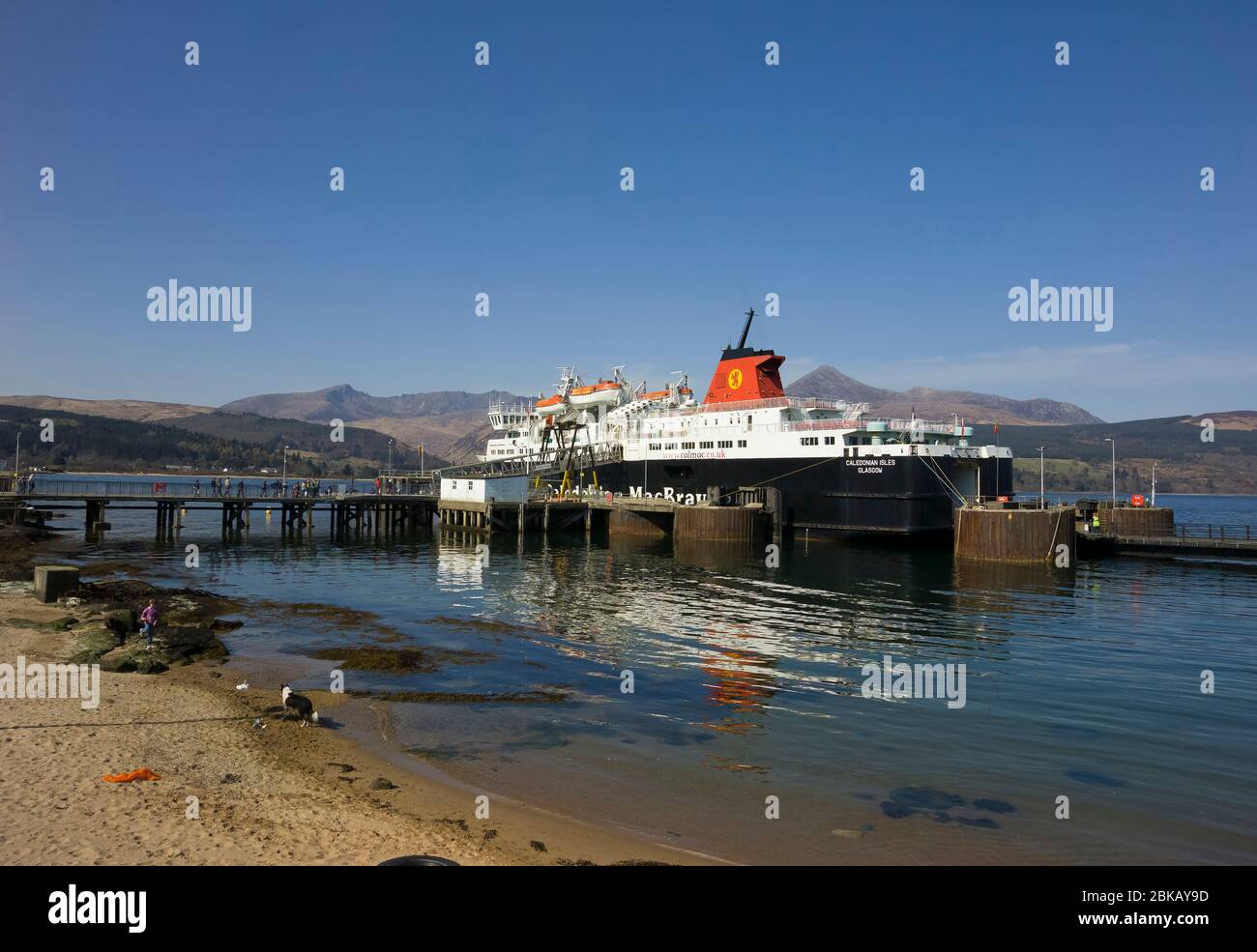 mv caledonian isles ferry par l'ancienne jetée, brodick, arran Banque D'Images