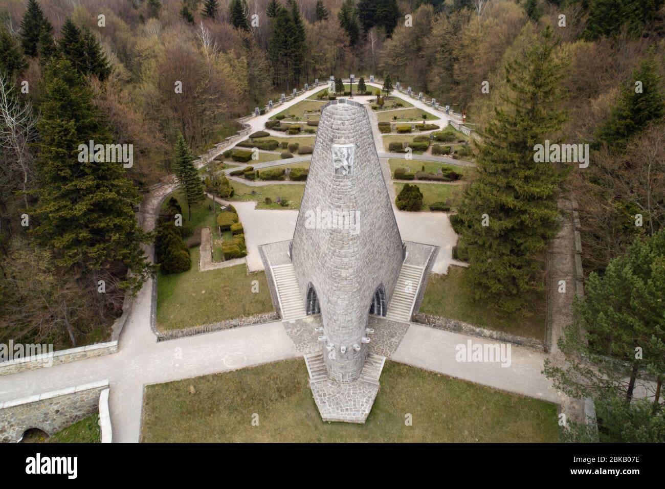 Vue aérienne du monument au cimetière commémoratif des soldats tchécoslovaques au col de la montagne Dukla, Slovaquie Banque D'Images